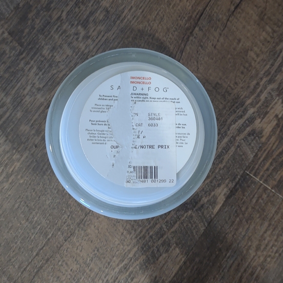 Sand + Fog soy wax blend large candle with wood lid, limoncello - Picture 3 of 5